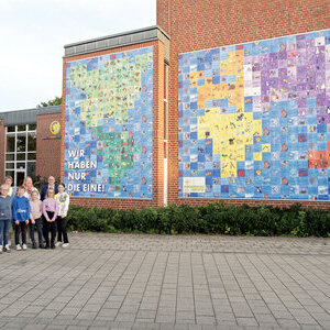 Präsentierten die erneuerte Weltkarte an der St.-Georg-Grundschule als Station des Energie-Erlebnis-Pfad mit klarer Botschaft: Rüdiger Heitmann und Silvana Austermann (Elternvertreter), Maren Eggerichs und Sarah Ortmeier (Schulleitung), Bürgermeister Dr. Tobias Lehberg und die Klassensprecher des vierten Jahrgangs.