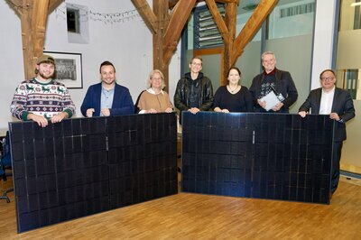 Familie Wirtz aus Saerbeck (2. bis 4.) von rechts mit ihrem neuen Balkonkraftwerk als Preis im Solar-Quiz der Klimakommune und mit (von rechts) Bürgermeister Dr. Tobias Lehberg, Martina Krause-Rakers (Planungsamt), Martin Sammler (Leiter Stabsstelle Klimaschutz) und Paul Schulte-Walter (Klimakommune-Praktikant).