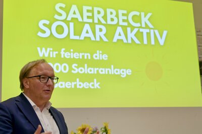 "Der beste Botschafter für Solarenergie ist eben der Nachbar": Bürgermeister Dr. Tobias Lehberg bei der Feierstunde anlässlich der 1000. in Betrieb genommenen Photovoltaikanlage in der Klimakommune Saerbeck.