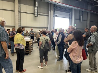 Eines der großen Werkstore von Enapter öffnete sich jetzt für die Seniorenrundfahrt. Matthias Lampke erklärte, was das Wasserstoff-Unternehmen macht.