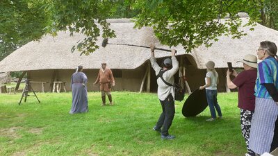 Am Sachsenhof in Greven-Pentrup begegnete Stadtradel-Star Heike Stübbe Dreharbeiten für eine Mittelalter-Doku.