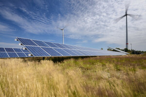 Photovoltaik und Windkraftanlagen im Bioenergiepark
