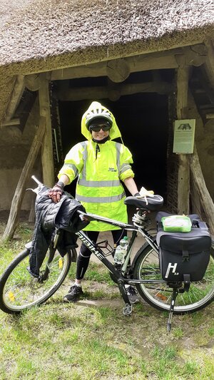 Der Saerbecker Stadtradel-Star Heike Stübbe am Sachsenhof in Greven-Pentrup - natürlich mit Fahrrad.