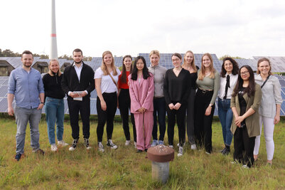 Das Team der Studierenden der FH Münster erarbeitet aktuell zusammen mit Bürgern aus Saerbeck einen Dialogweg, der Lösungen für die Wärmewende in Zukunft aufstellen soll. Am Montag besuchte die international aufgestellte Gruppe auch den Bioenergiepark.