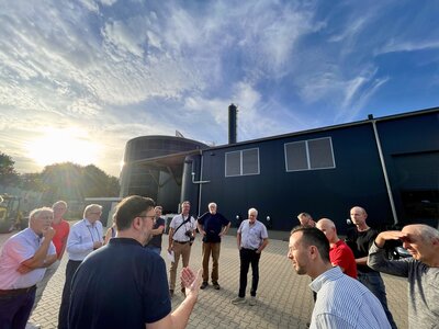 Die Initiativgruppe Wärmegenossenschaft arbeitet am Wärmenetz für den Saerbecker Ortskern und informierte sich in der Vorbereitungsphase unter anderem über die Fernwärme Alfhausen, hier vor der Energiezentrrale.
