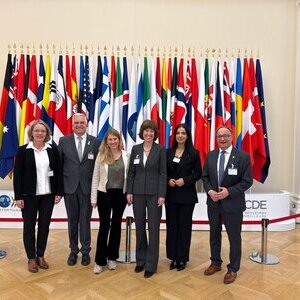 Beim Seminar der OECD (Organisation für wirtschaftliche und kulturelle Zusammenarbeit) in Paris zum industriellen Wandel war Saerbecks Bürgermeister Dr. Tobias Lehberg (rechts) Teil der NRW-Delegation.